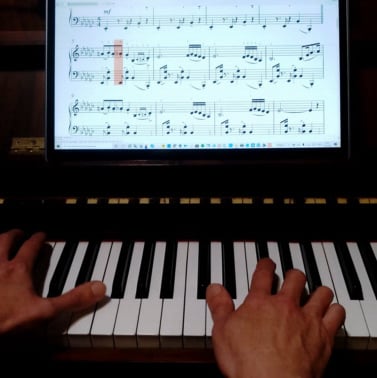 L'instrument date de 1973 et a été transformé en piano numérique hybride.