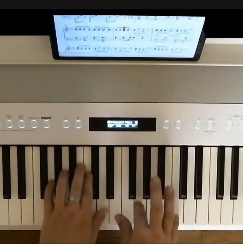 Il s'agit d'un piano de scène Roland FP-90X actuel. Connexion à la tablette via Bluetooth.